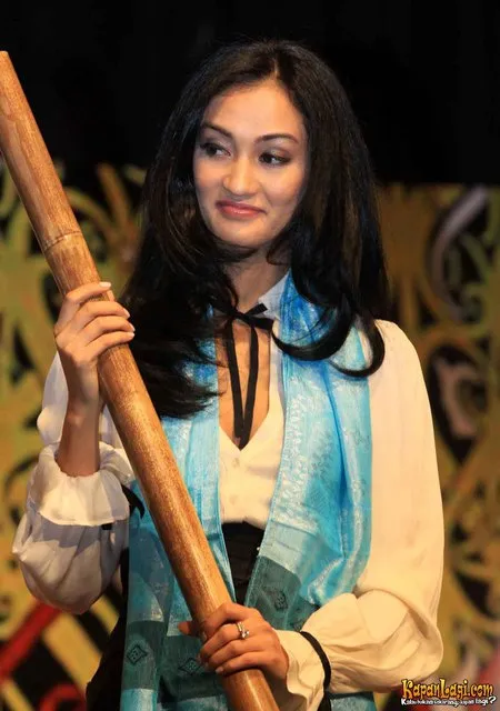 Foto Atiqah Hasiholan