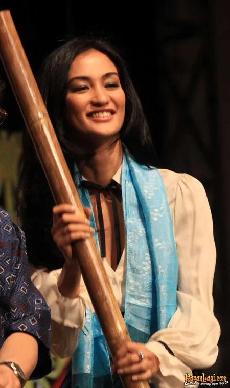 Foto Atiqah Hasiholan