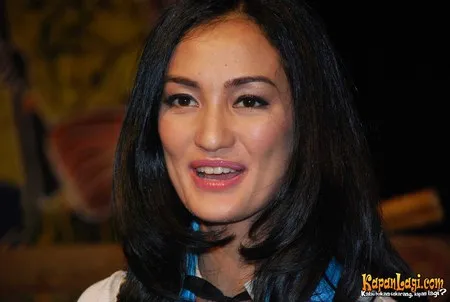 Foto Atiqah Hasiholan