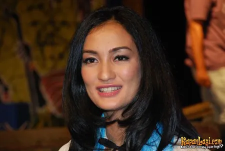 Foto Atiqah Hasiholan