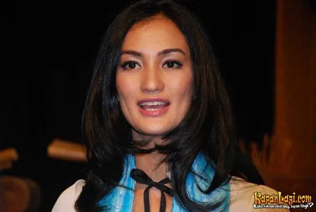 Foto Atiqah Hasiholan