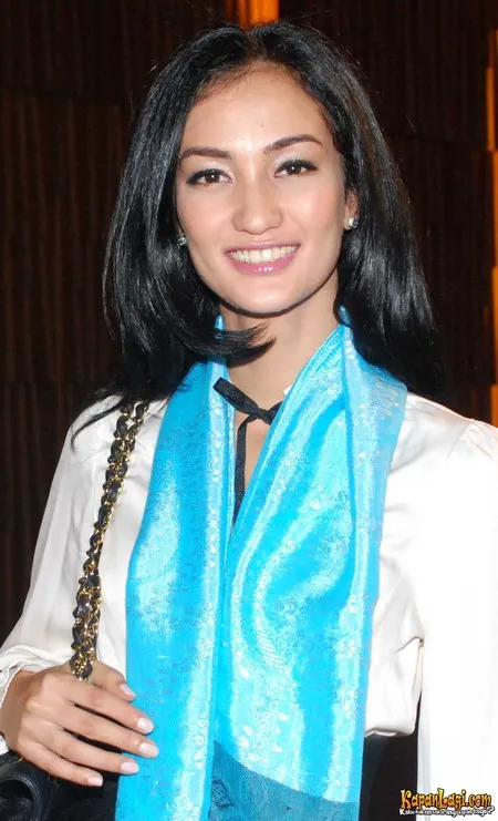 Foto Atiqah Hasiholan