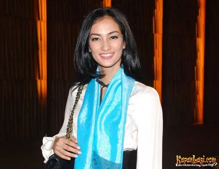Foto Atiqah Hasiholan