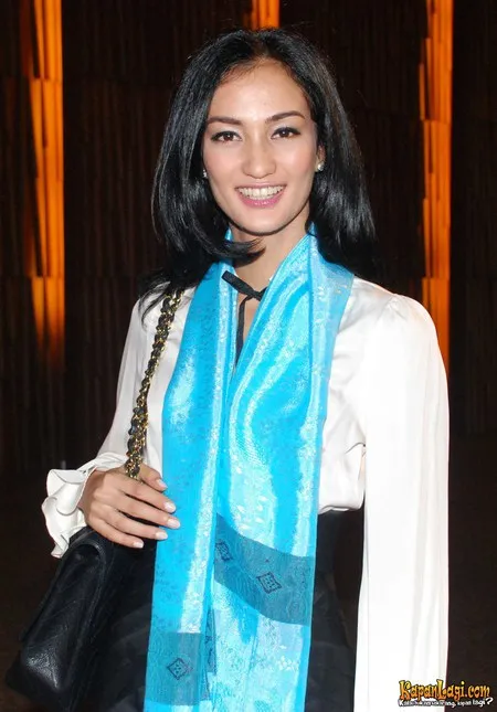 Foto Atiqah Hasiholan