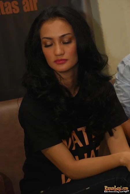 Foto Atiqah Hasiholan
