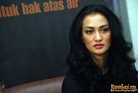 Foto Atiqah Hasiholan
