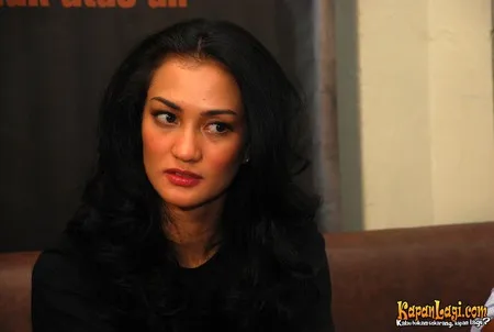 Foto Atiqah Hasiholan