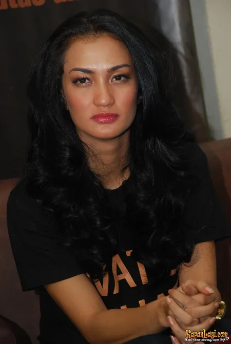 Foto Atiqah Hasiholan