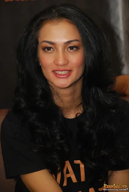 Foto Atiqah Hasiholan
