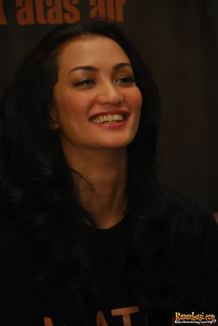Foto Atiqah Hasiholan