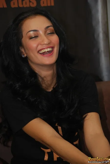 Foto Atiqah Hasiholan