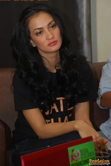 Foto Atiqah Hasiholan