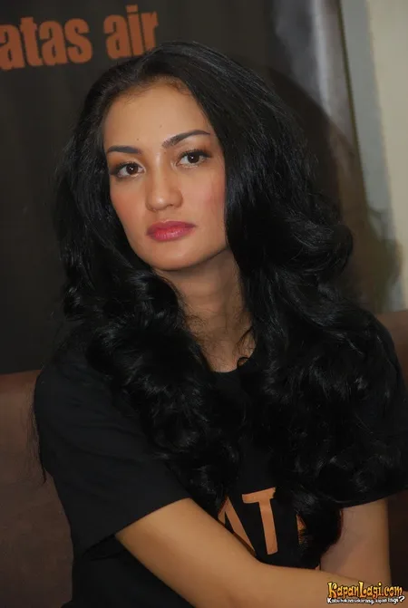 Foto Atiqah Hasiholan