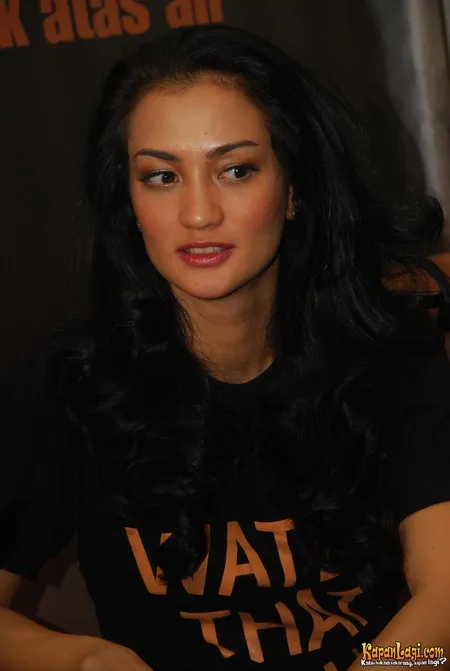 Foto Atiqah Hasiholan