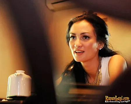 Foto Atiqah Hasiholan