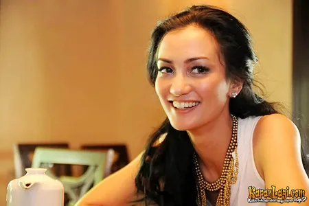 Foto Atiqah Hasiholan