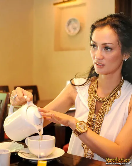 Foto Atiqah Hasiholan