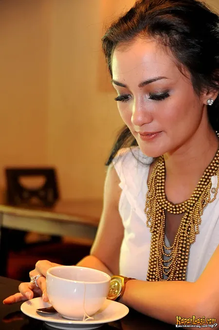 Foto Atiqah Hasiholan