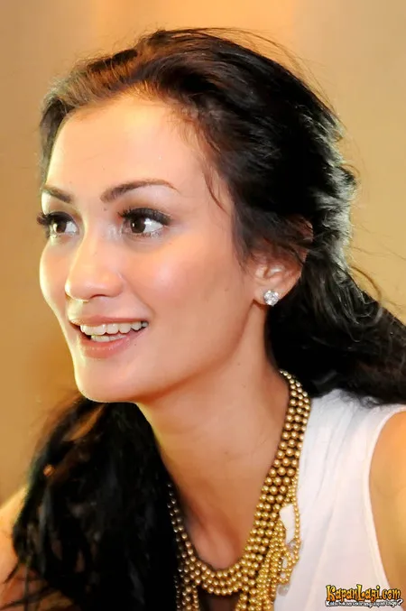 Foto Atiqah Hasiholan