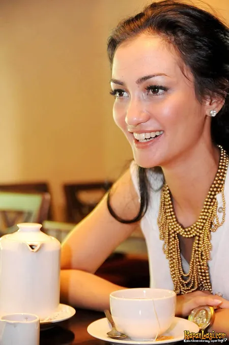 Foto Atiqah Hasiholan