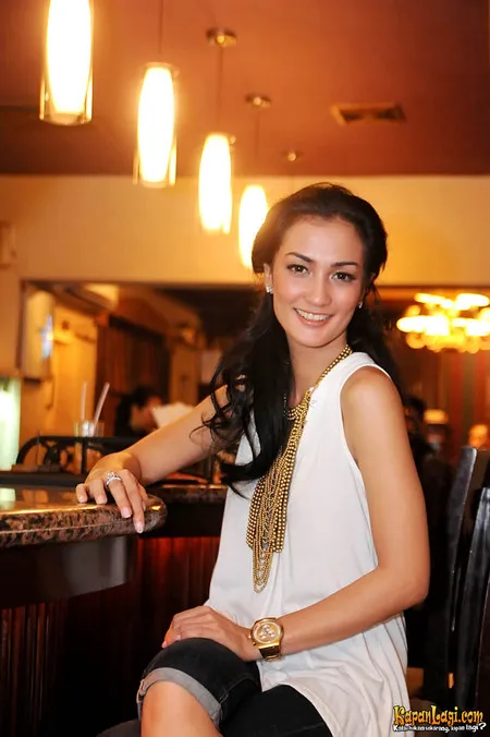 Foto Atiqah Hasiholan