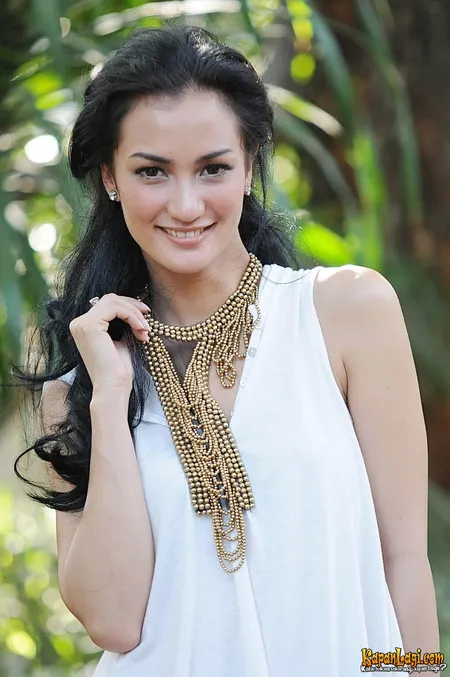 Foto Atiqah Hasiholan