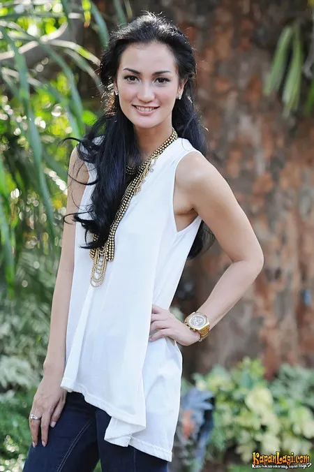 Foto Atiqah Hasiholan