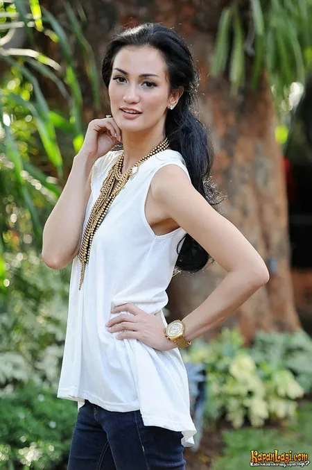 Foto Atiqah Hasiholan