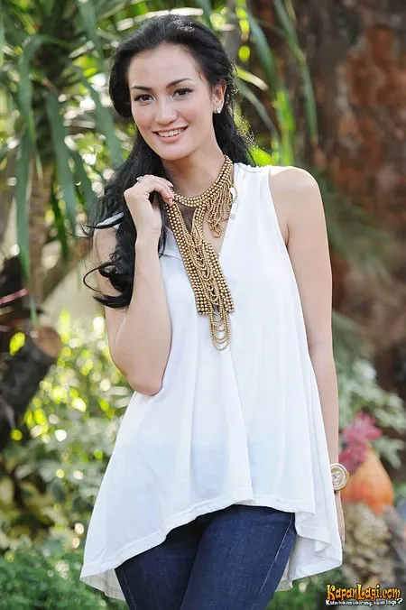 Foto Atiqah Hasiholan