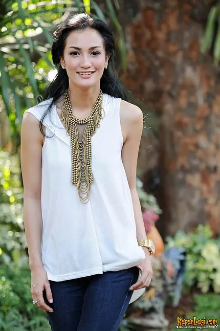 Foto Atiqah Hasiholan