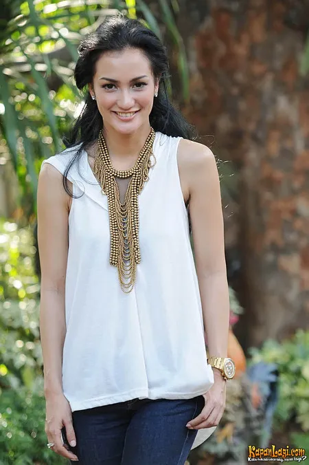 Foto Atiqah Hasiholan