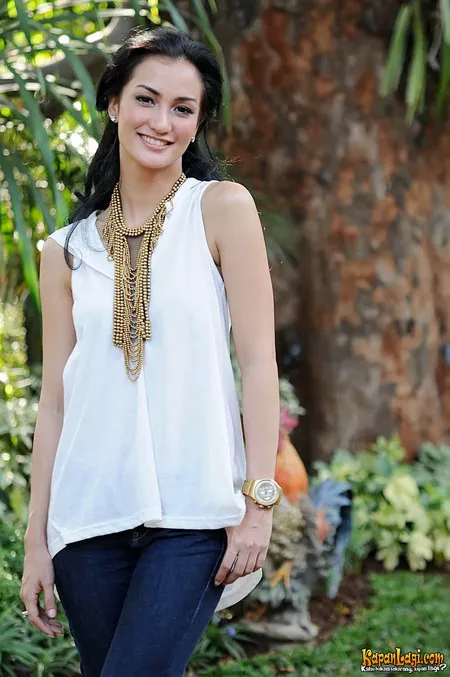 Foto Atiqah Hasiholan