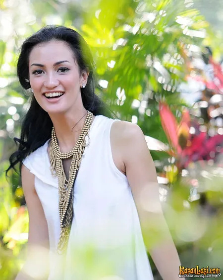 Foto Atiqah Hasiholan
