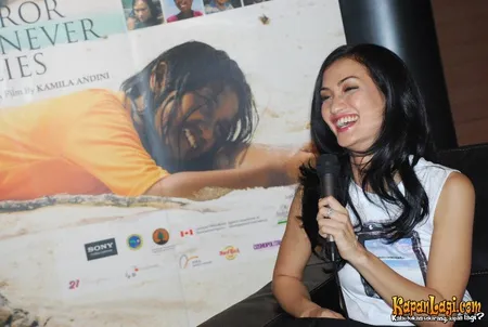 Foto Atiqah Hasiholan