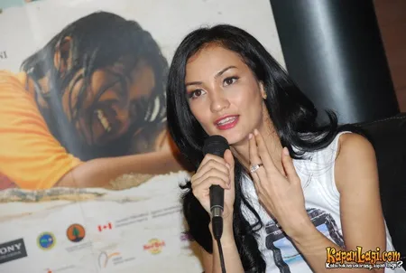 Foto Atiqah Hasiholan