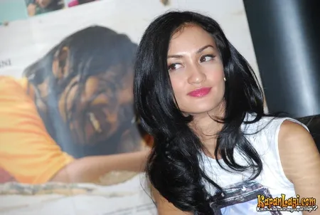 Foto Atiqah Hasiholan