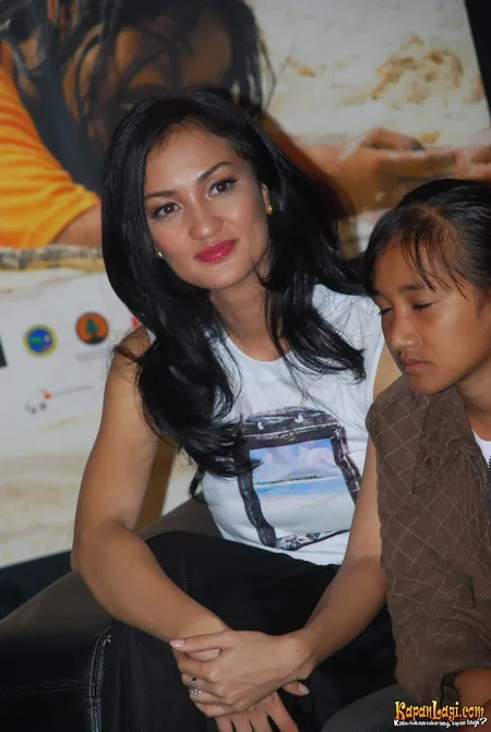 Foto Atiqah Hasiholan