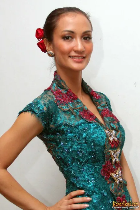 Foto Atiqah Hasiholan