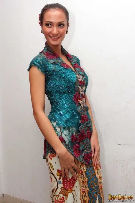 Foto Atiqah Hasiholan