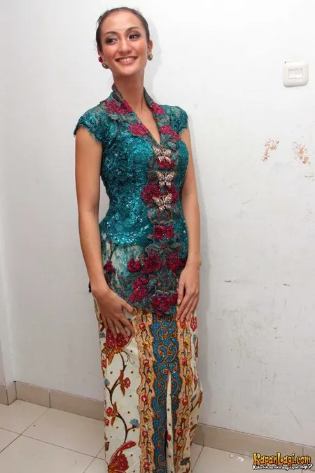 Foto Atiqah Hasiholan