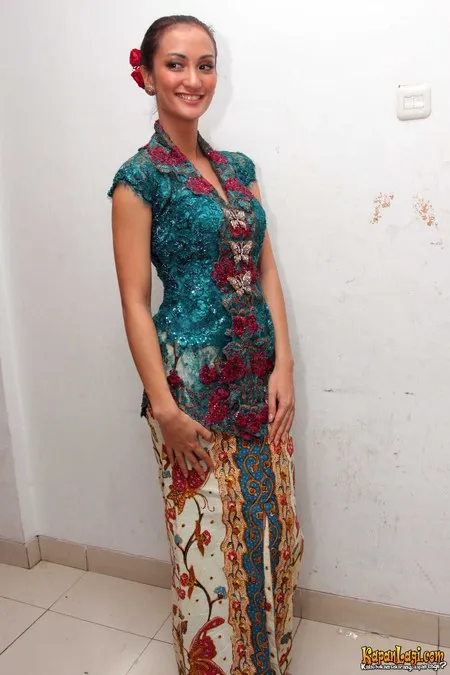 Foto Atiqah Hasiholan