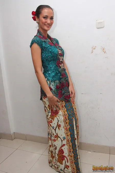 Foto Atiqah Hasiholan