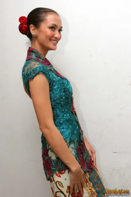 Foto Atiqah Hasiholan