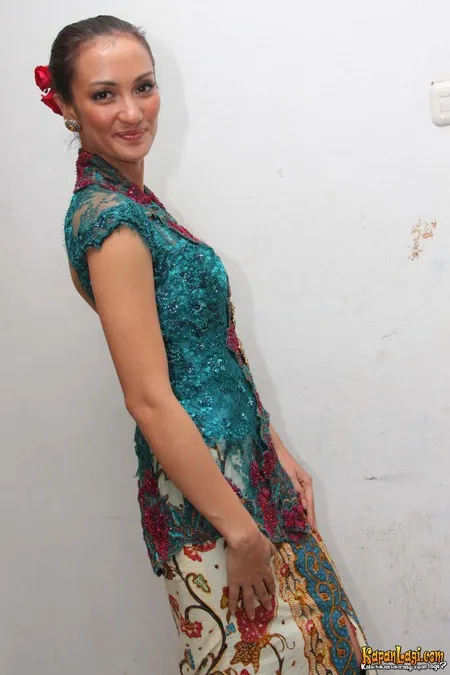 Foto Atiqah Hasiholan