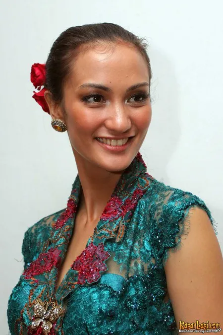 Foto Atiqah Hasiholan