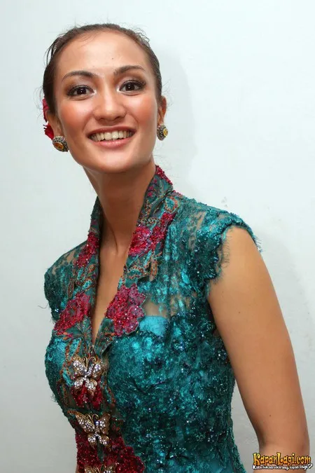 Foto Atiqah Hasiholan