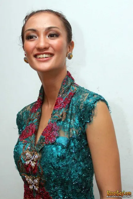 Foto Atiqah Hasiholan