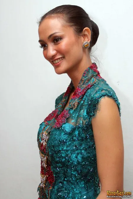 Foto Atiqah Hasiholan