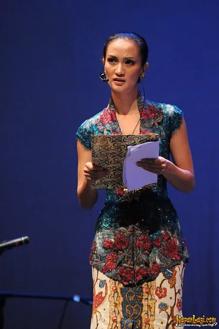 Foto Atiqah Hasiholan