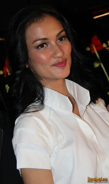 Foto Atiqah Hasiholan